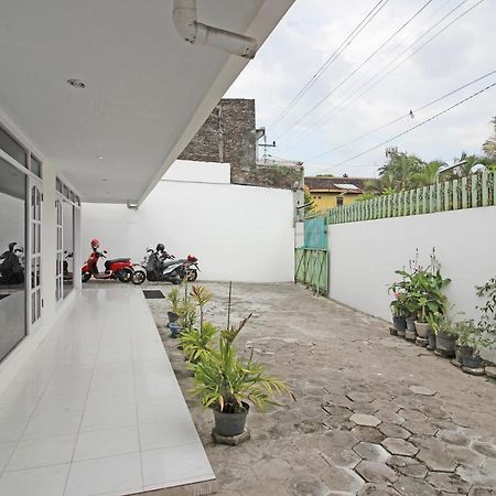 Hotel RedDoorz near Terminal Tirtonadi Solo Exterior foto