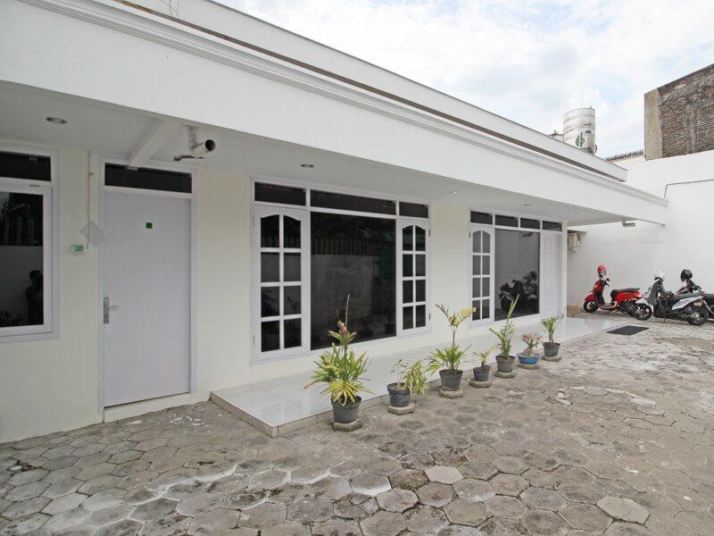 Hotel RedDoorz near Terminal Tirtonadi Solo Exterior foto