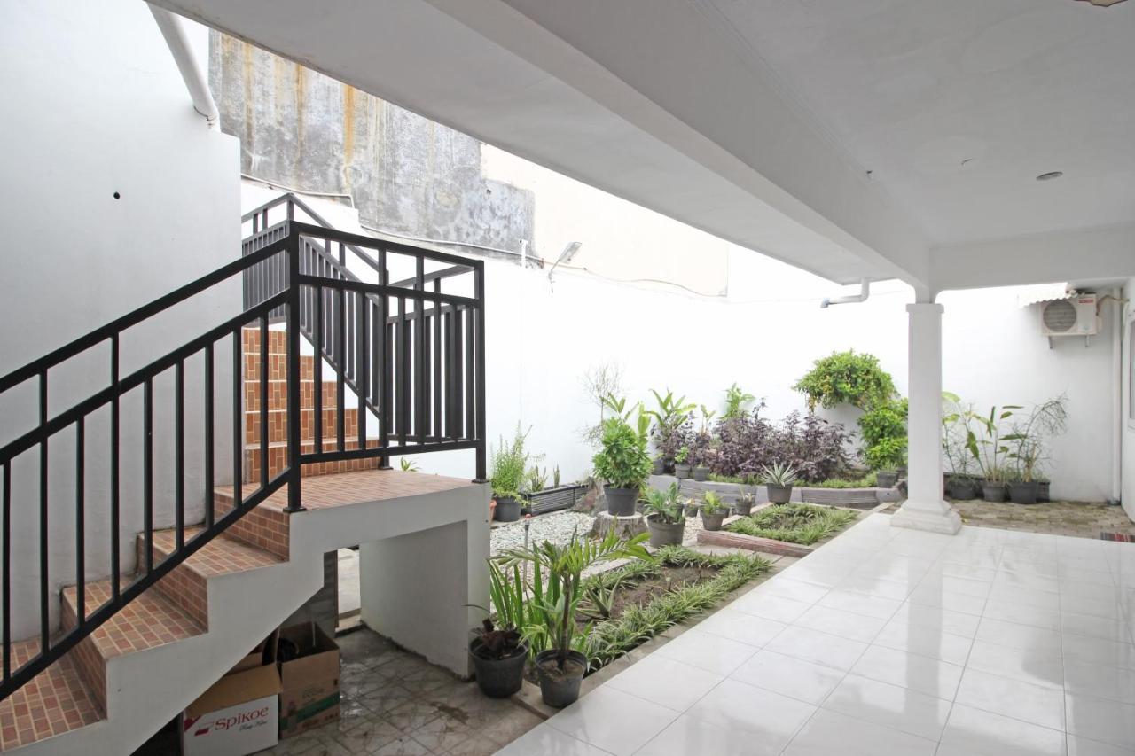Hotel RedDoorz near Terminal Tirtonadi Solo Exterior foto