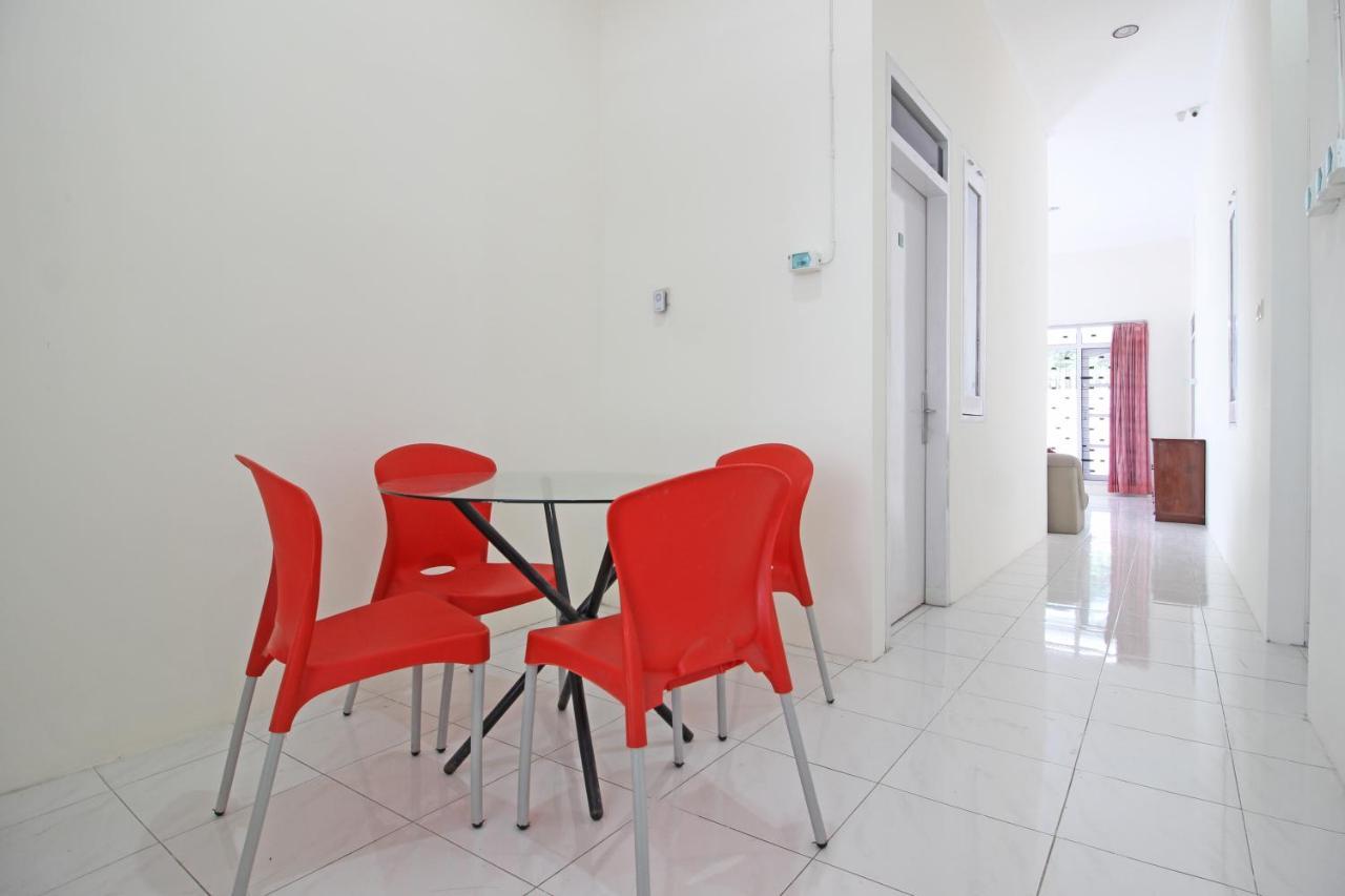 Hotel RedDoorz near Terminal Tirtonadi Solo Exterior foto