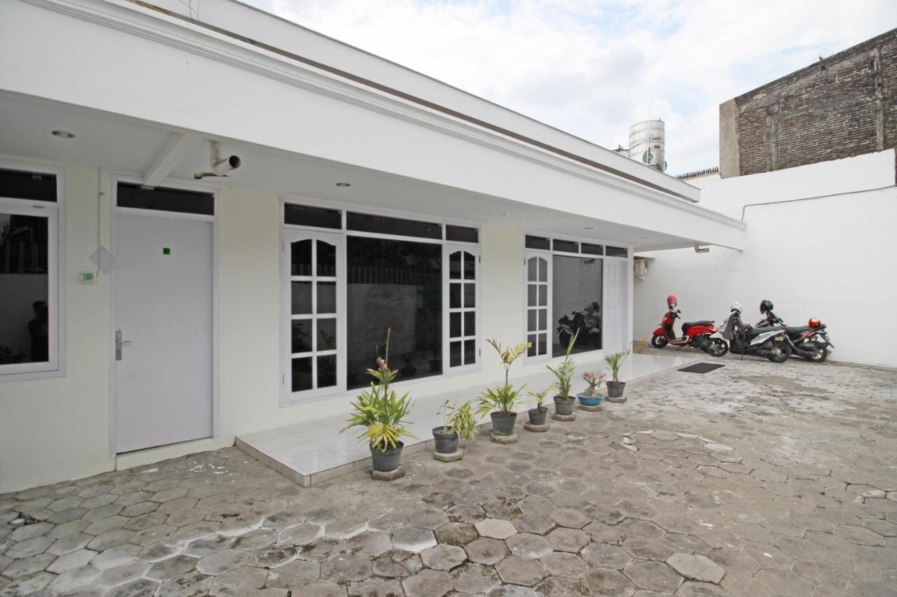 Hotel RedDoorz near Terminal Tirtonadi Solo Exterior foto