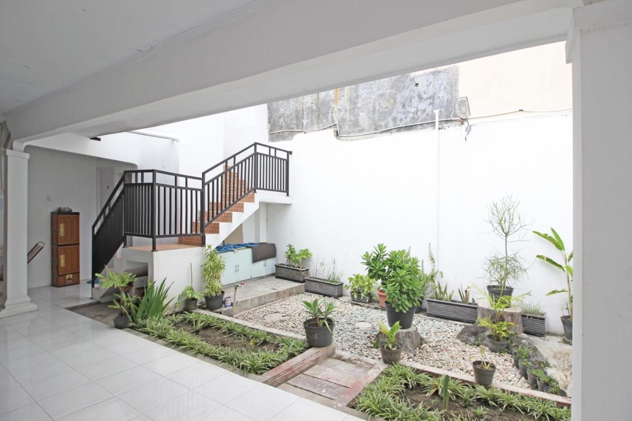 Hotel RedDoorz near Terminal Tirtonadi Solo Exterior foto